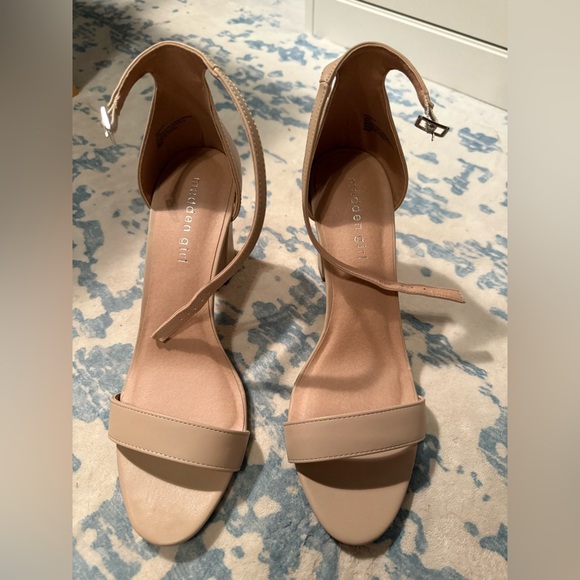 Chic Tan Block Heel heels - Picture 2 of 5